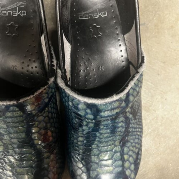 Dansko Size 40 Professional Slip On Clogs Blue/Green Reptile Animal Print - Picture 4 of 7